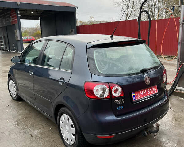 Серый Фольксваген Гольф Плюс, объемом двигателя 1.6 л и пробегом 230 тыс. км за 5600 $, фото 4 на Automoto.ua