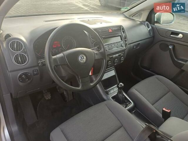 Серый Фольксваген Гольф Плюс, объемом двигателя 1.4 л и пробегом 208 тыс. км за 6300 $, фото 7 на Automoto.ua