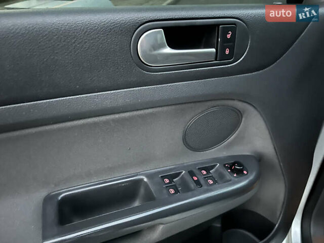 Серый Фольксваген Гольф Плюс, объемом двигателя 1.4 л и пробегом 243 тыс. км за 7300 $, фото 14 на Automoto.ua