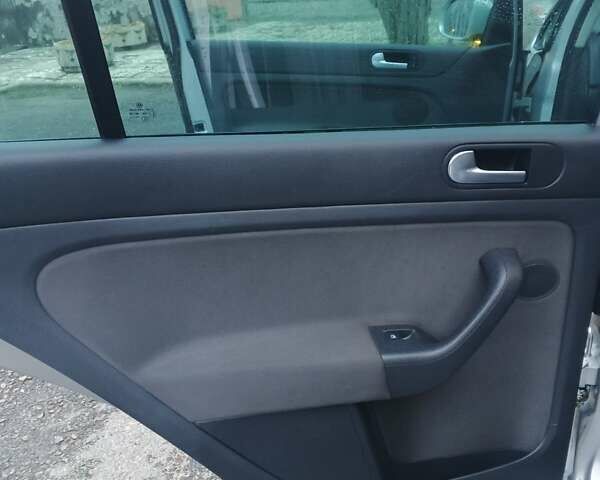 Серый Фольксваген Гольф Плюс, объемом двигателя 1.6 л и пробегом 240 тыс. км за 5999 $, фото 30 на Automoto.ua