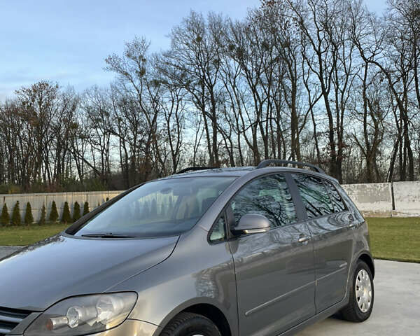 Серый Фольксваген Гольф Плюс, объемом двигателя 1.4 л и пробегом 217 тыс. км за 6200 $, фото 1 на Automoto.ua