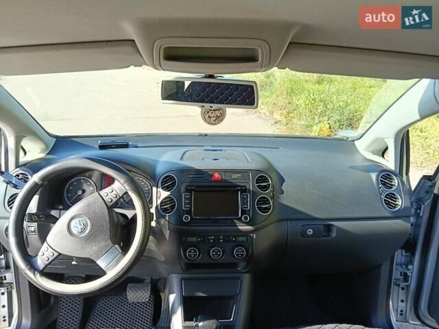 Серый Фольксваген Гольф Плюс, объемом двигателя 1.39 л и пробегом 165 тыс. км за 7500 $, фото 2 на Automoto.ua