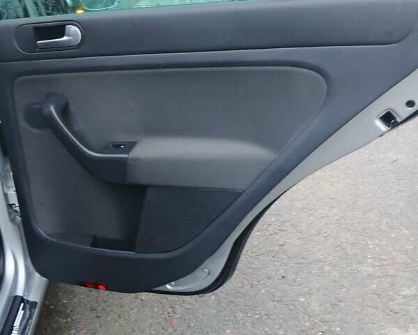 Серый Фольксваген Гольф Плюс, объемом двигателя 1.6 л и пробегом 240 тыс. км за 5999 $, фото 33 на Automoto.ua