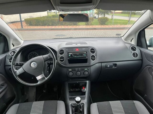 Серый Фольксваген Гольф Плюс, объемом двигателя 1.6 л и пробегом 191 тыс. км за 5500 $, фото 5 на Automoto.ua