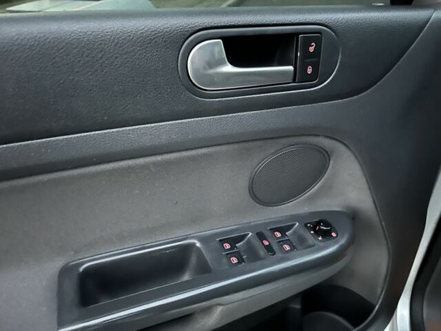 Серый Фольксваген Гольф Плюс, объемом двигателя 1.4 л и пробегом 243 тыс. км за 7300 $, фото 8 на Automoto.ua