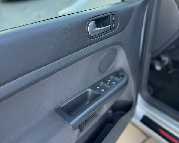 Серый Фольксваген Гольф Плюс, объемом двигателя 1.6 л и пробегом 208 тыс. км за 6490 $, фото 21 на Automoto.ua