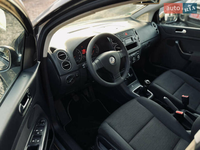 Серый Фольксваген Гольф Плюс, объемом двигателя 1.6 л и пробегом 239 тыс. км за 7400 $, фото 12 на Automoto.ua