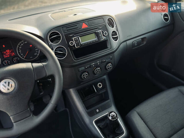 Серый Фольксваген Гольф Плюс, объемом двигателя 1.6 л и пробегом 239 тыс. км за 7400 $, фото 18 на Automoto.ua