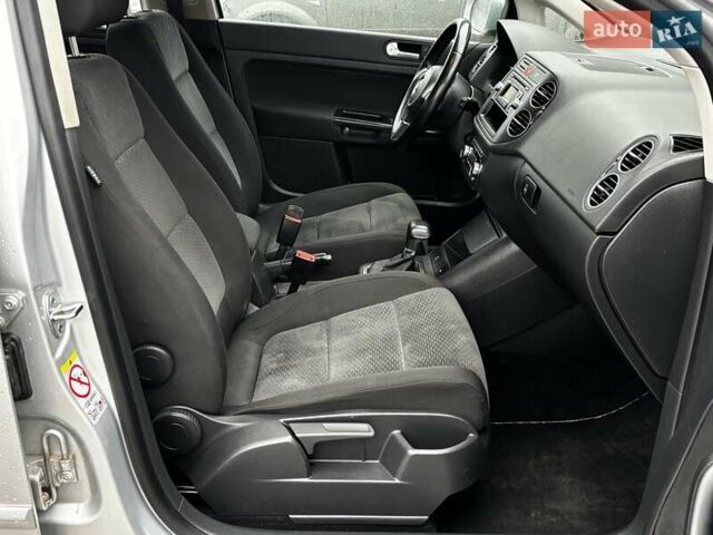 Серый Фольксваген Гольф Плюс, объемом двигателя 1.6 л и пробегом 189 тыс. км за 9499 $, фото 70 на Automoto.ua