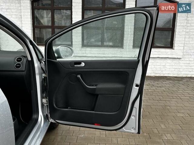 Серый Фольксваген Гольф Плюс, объемом двигателя 1.6 л и пробегом 189 тыс. км за 9399 $, фото 89 на Automoto.ua