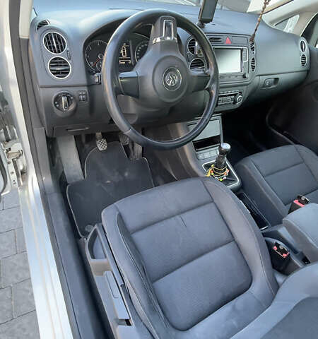 Серый Фольксваген Гольф Плюс, объемом двигателя 1.6 л и пробегом 280 тыс. км за 7400 $, фото 10 на Automoto.ua