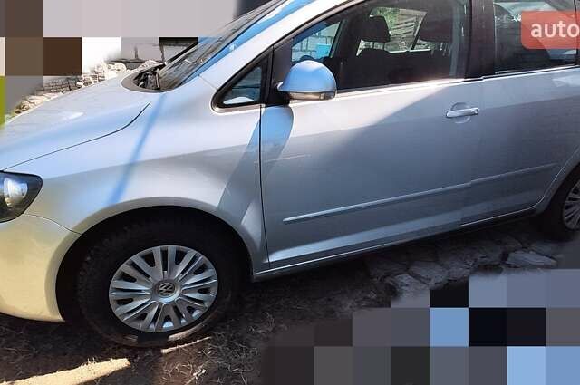 Серый Фольксваген Гольф Плюс, объемом двигателя 1.6 л и пробегом 145 тыс. км за 8000 $, фото 2 на Automoto.ua