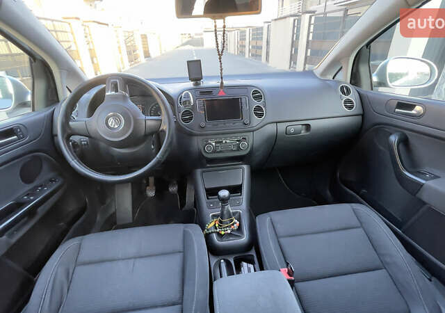 Серый Фольксваген Гольф Плюс, объемом двигателя 1.6 л и пробегом 280 тыс. км за 7400 $, фото 21 на Automoto.ua