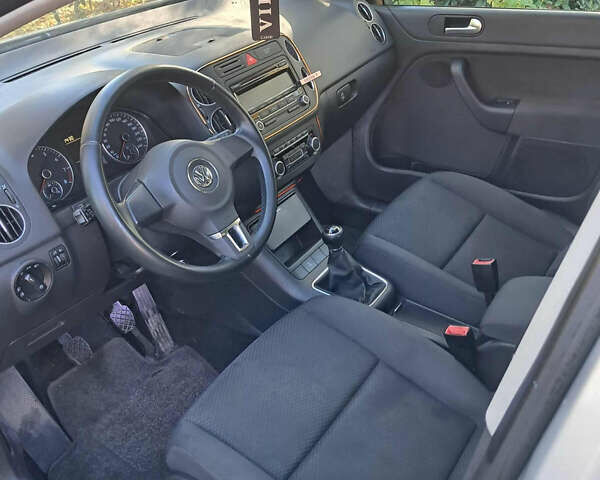 Серый Фольксваген Гольф Плюс, объемом двигателя 1.2 л и пробегом 200 тыс. км за 7000 $, фото 4 на Automoto.ua