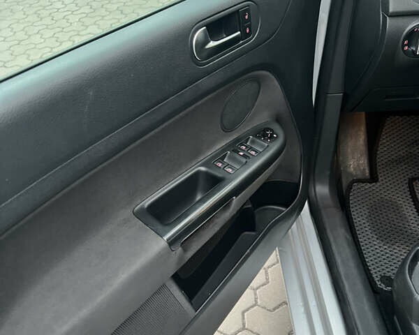 Серый Фольксваген Гольф Плюс, объемом двигателя 1.6 л и пробегом 340 тыс. км за 7500 $, фото 10 на Automoto.ua