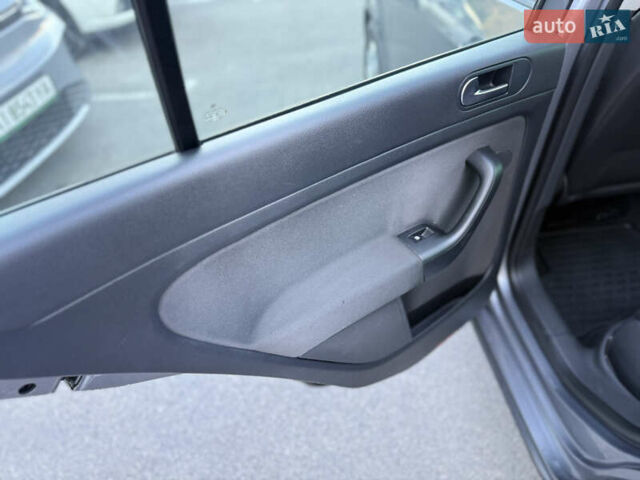 Серый Фольксваген Гольф Плюс, объемом двигателя 1.6 л и пробегом 360 тыс. км за 7800 $, фото 19 на Automoto.ua