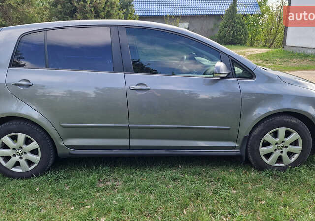 Фольксваген Гольф Плюс 2011 в Житомире на Automoto.ua Серый Фольксваген Гольф Плюс, объемом двигателя 1.6 л и пробегом 280 тыс. км за 7700 $, фото 2 на Automoto.ua