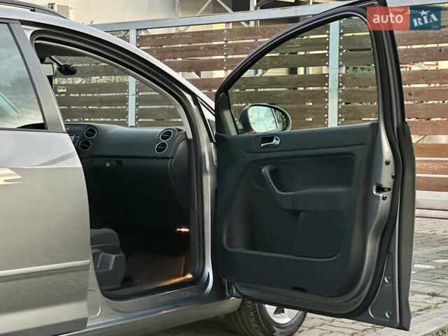 Серый Фольксваген Гольф Плюс, объемом двигателя 1.4 л и пробегом 228 тыс. км за 8599 $, фото 87 на Automoto.ua