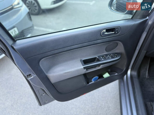 Серый Фольксваген Гольф Плюс, объемом двигателя 1.6 л и пробегом 360 тыс. км за 7800 $, фото 17 на Automoto.ua