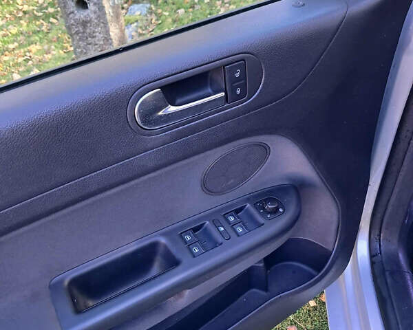 Серый Фольксваген Гольф Плюс, объемом двигателя 1.2 л и пробегом 200 тыс. км за 7000 $, фото 6 на Automoto.ua