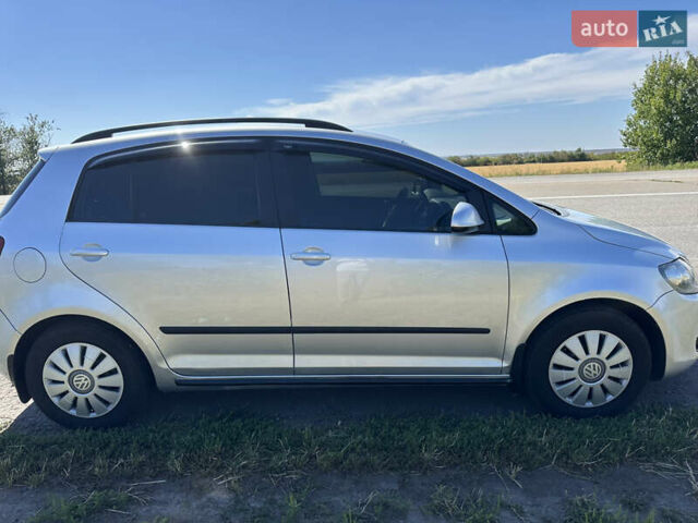 Серый Фольксваген Гольф Плюс, объемом двигателя 1.39 л и пробегом 106 тыс. км за 10000 $, фото 1 на Automoto.ua
