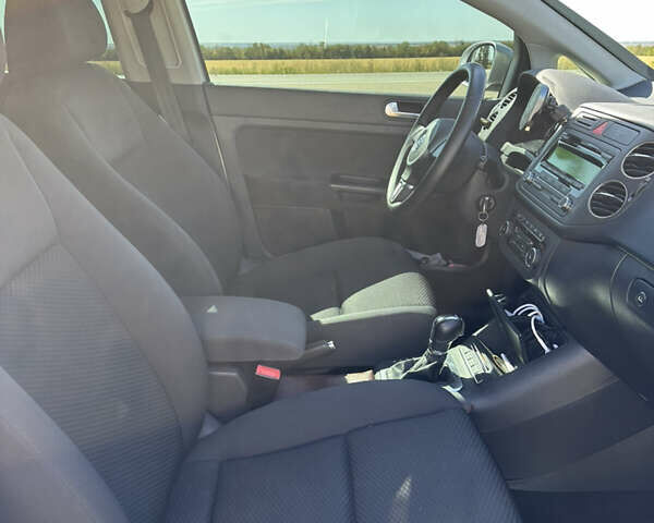 Серый Фольксваген Гольф Плюс, объемом двигателя 1.39 л и пробегом 106 тыс. км за 10000 $, фото 5 на Automoto.ua