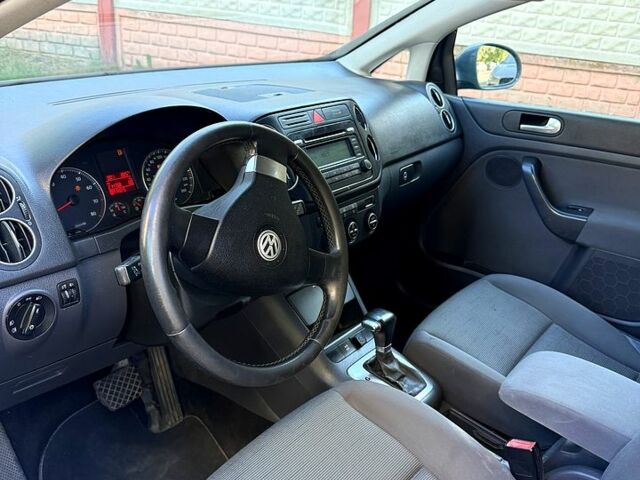 Серый Фольксваген Гольф Плюс, объемом двигателя 1.6 л и пробегом 214 тыс. км за 5500 $, фото 2 на Automoto.ua