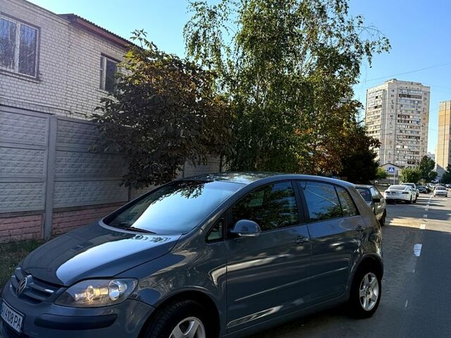 Серый Фольксваген Гольф Плюс, объемом двигателя 1.6 л и пробегом 214 тыс. км за 5500 $, фото 1 на Automoto.ua