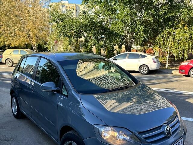 Серый Фольксваген Гольф Плюс, объемом двигателя 1.6 л и пробегом 214 тыс. км за 5500 $, фото 3 на Automoto.ua