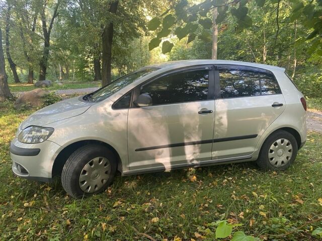 Серый Фольксваген Гольф Плюс, объемом двигателя 1.6 л и пробегом 220 тыс. км за 6900 $, фото 3 на Automoto.ua