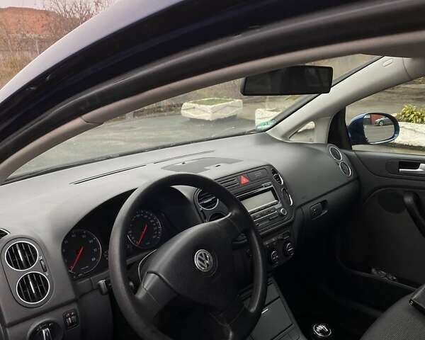 Синий Фольксваген Гольф Плюс, объемом двигателя 1.6 л и пробегом 220 тыс. км за 5900 $, фото 9 на Automoto.ua