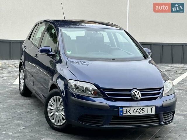 Синий Фольксваген Гольф Плюс, объемом двигателя 1.6 л и пробегом 237 тыс. км за 5850 $, фото 2 на Automoto.ua