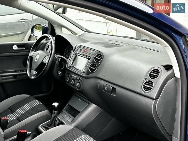 Синий Фольксваген Гольф Плюс, объемом двигателя 1.6 л и пробегом 238 тыс. км за 6850 $, фото 99 на Automoto.ua