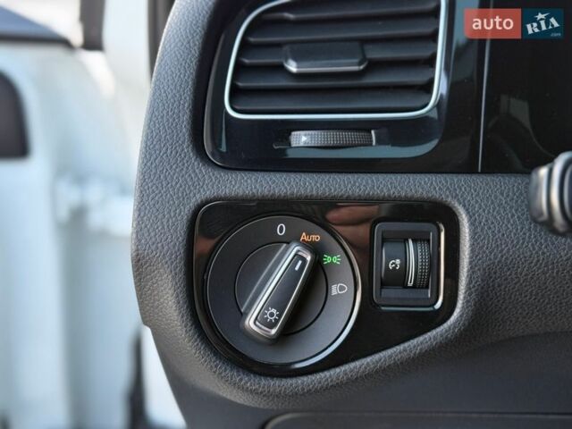 Білий Фольксваген Гольф Р, об'ємом двигуна 2 л та пробігом 138 тис. км за 17499 $, фото 66 на Automoto.ua