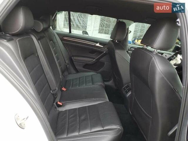 Белый Фольксваген Гольф Р, объемом двигателя 2 л и пробегом 104 тыс. км за 3000 $, фото 9 на Automoto.ua