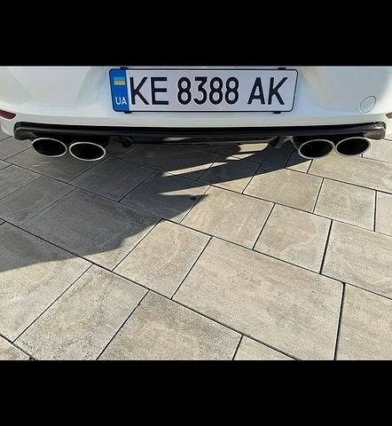 Белый Фольксваген Гольф Р, объемом двигателя 2 л и пробегом 129 тыс. км за 21000 $, фото 13 на Automoto.ua