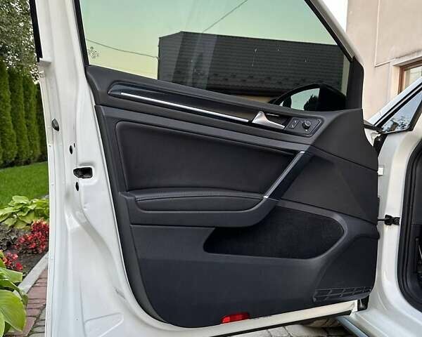 Білий Фольксваген Гольф Р, об'ємом двигуна 1.97 л та пробігом 64 тис. км за 26700 $, фото 25 на Automoto.ua