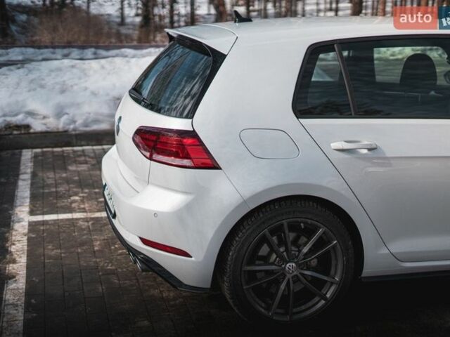 Белый Фольксваген Гольф Р, объемом двигателя 1.97 л и пробегом 57 тыс. км за 25499 $, фото 27 на Automoto.ua