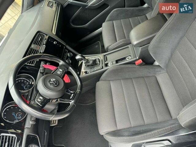 Білий Фольксваген Гольф Р, об'ємом двигуна 2 л та пробігом 70 тис. км за 24000 $, фото 9 на Automoto.ua