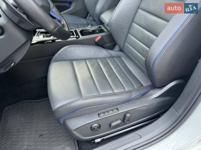 Білий Фольксваген Гольф Р, об'ємом двигуна 2 л та пробігом 33 тис. км за 46000 $, фото 19 на Automoto.ua