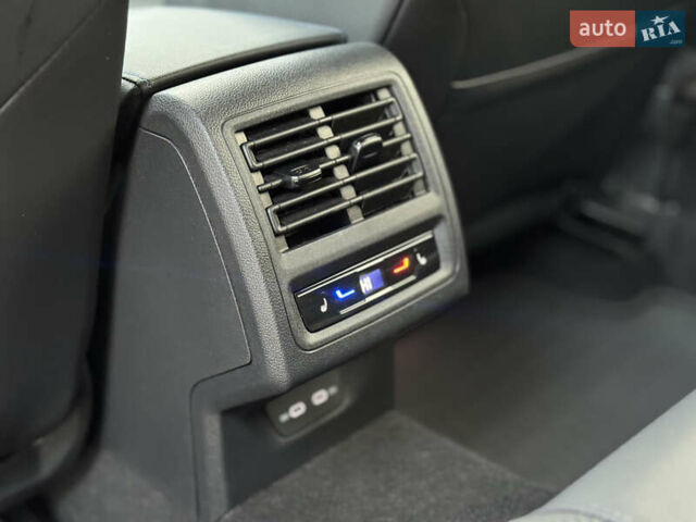 Білий Фольксваген Гольф Р, об'ємом двигуна 2 л та пробігом 33 тис. км за 46000 $, фото 24 на Automoto.ua