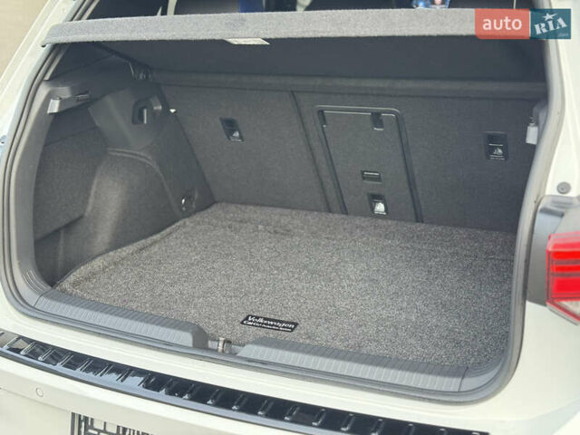 Білий Фольксваген Гольф Р, об'ємом двигуна 2 л та пробігом 33 тис. км за 46000 $, фото 26 на Automoto.ua