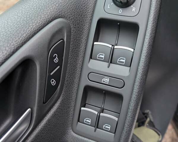 Чорний Фольксваген Гольф Р, об'ємом двигуна 2 л та пробігом 84 тис. км за 15000 $, фото 30 на Automoto.ua