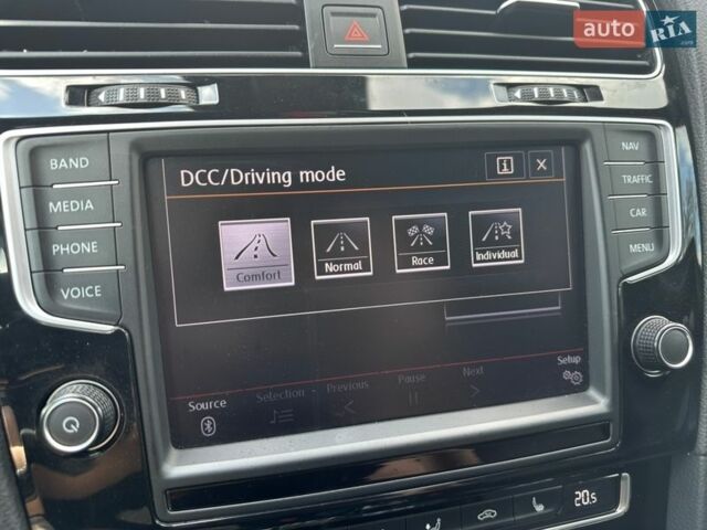 Черный Фольксваген Гольф Р, объемом двигателя 2 л и пробегом 130 тыс. км за 20000 $, фото 19 на Automoto.ua