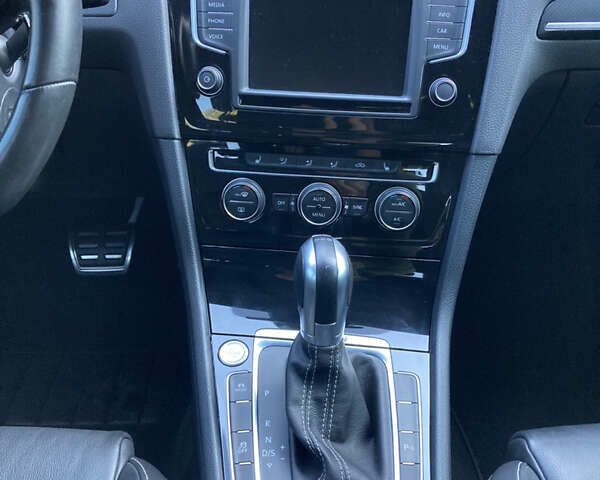 Черный Фольксваген Гольф Р, объемом двигателя 2 л и пробегом 70 тыс. км за 20700 $, фото 11 на Automoto.ua