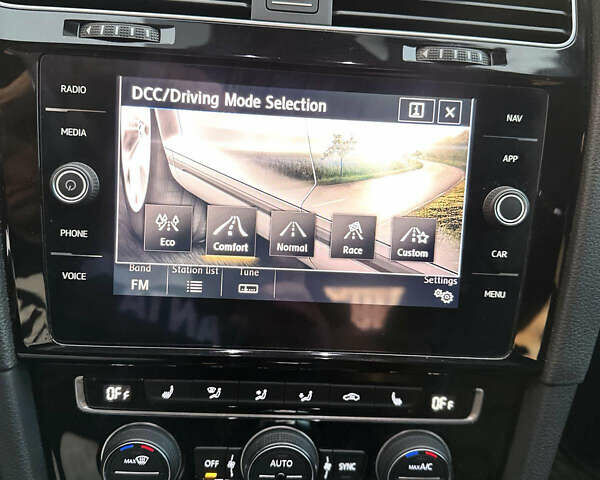 Чорний Фольксваген Гольф Р, об'ємом двигуна 2 л та пробігом 109 тис. км за 21999 $, фото 12 на Automoto.ua