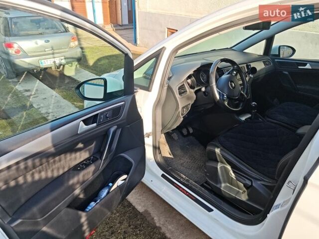 Белый Фольксваген Гольф Спортсван, объемом двигателя 1.6 л и пробегом 238 тыс. км за 11200 $, фото 3 на Automoto.ua