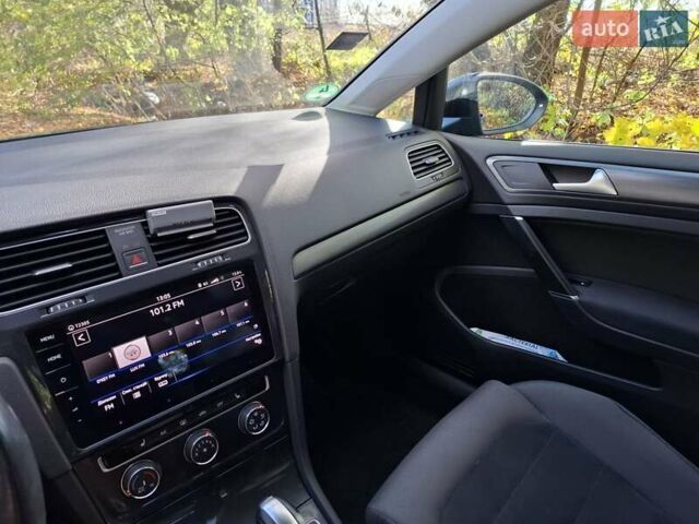 Черный Фольксваген Гольф Спортсван, объемом двигателя 1.6 л и пробегом 312 тыс. км за 12900 $, фото 61 на Automoto.ua