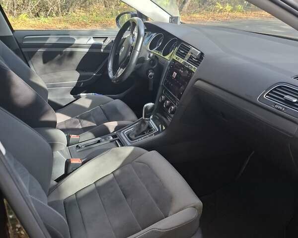 Черный Фольксваген Гольф Спортсван, объемом двигателя 1.6 л и пробегом 312 тыс. км за 12900 $, фото 70 на Automoto.ua