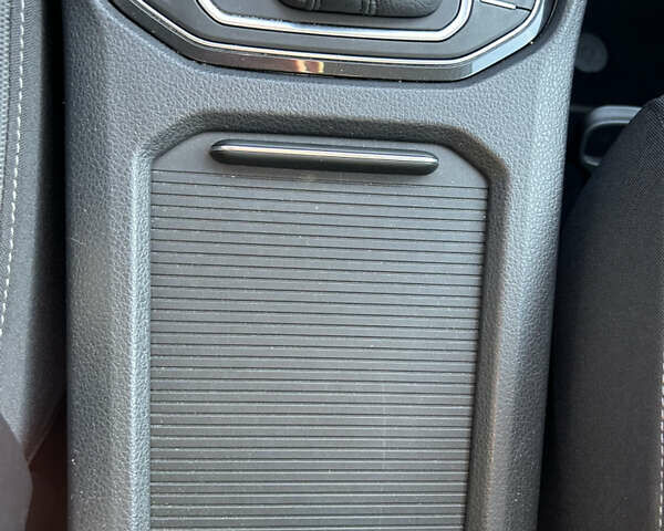 Червоний Фольксваген Гольф Спортсван, об'ємом двигуна 1.6 л та пробігом 80 тис. км за 22300 $, фото 21 на Automoto.ua